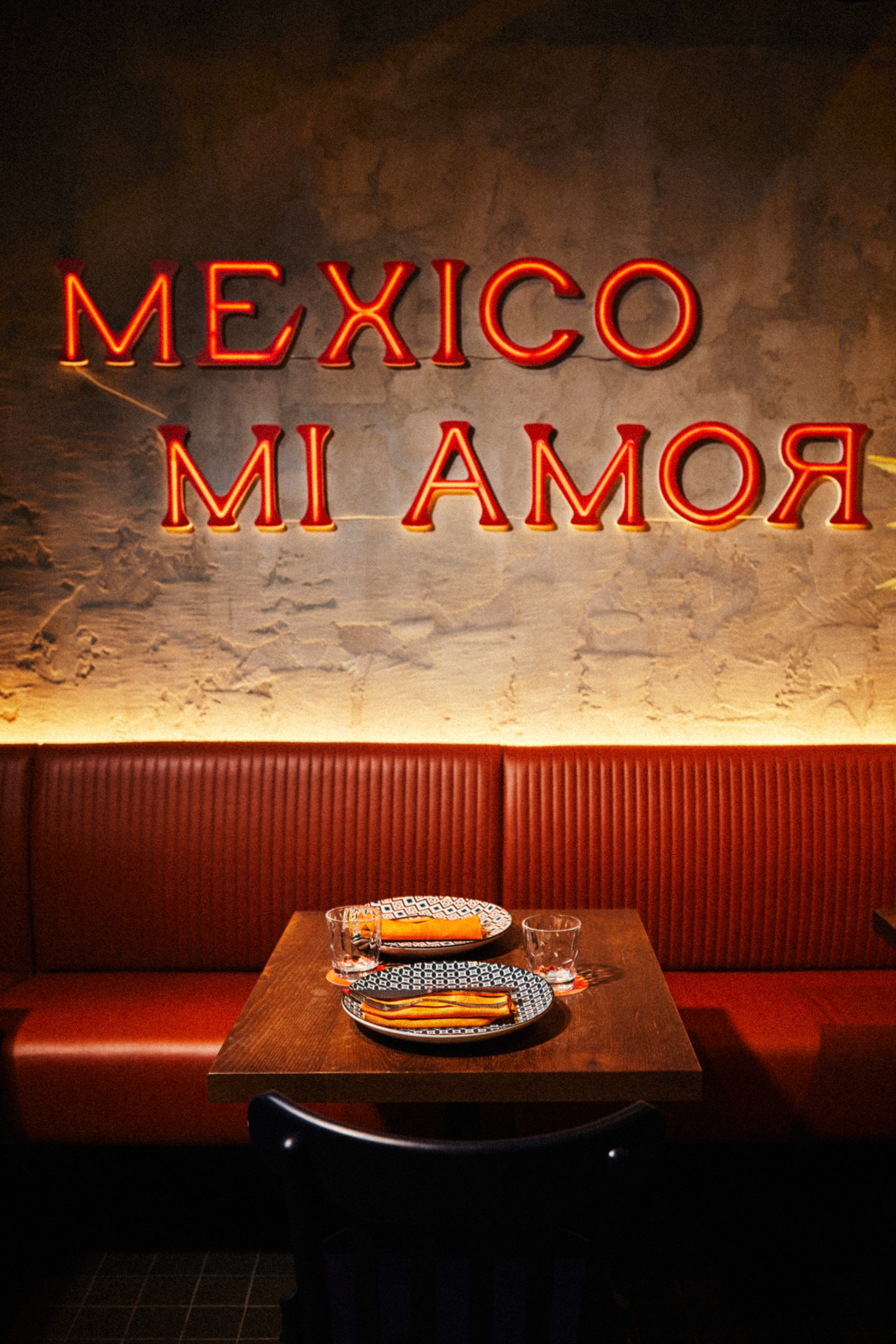 insegna luminosa in ristorante messicano a Roma